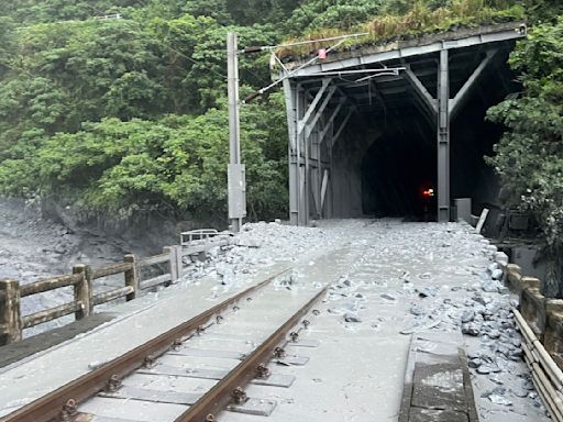 新自強號撞土石流出軌 台鐵曝釀災原因：大量土石溢流覆蓋軌面