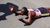 Sisay Lemma y Hellen Obiri ganan un maratón de Boston marcado por la melancolía