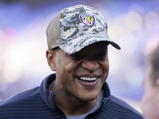 Maryland Gov. Wes Moore visits Ravens practice, hypes Lamar Jackson