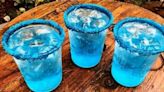 Riesgos del consumo de bebidas azules con alcohol