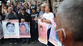 Familiares de los 43 normalistas de Ayotzinapa se reúnen con Sheinbaum