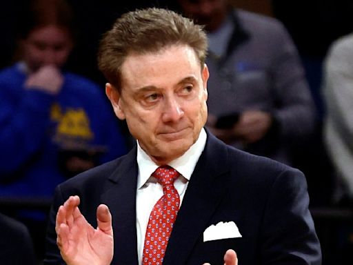 St. John's coach Rick Pitino hustles to keep ahead of the curve