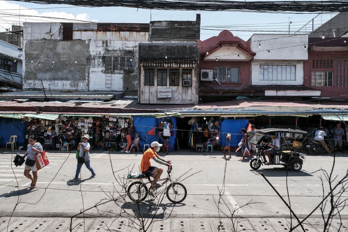 Recto Sees Philippine Rate-Cut Delay Risk If Peso Down to 59