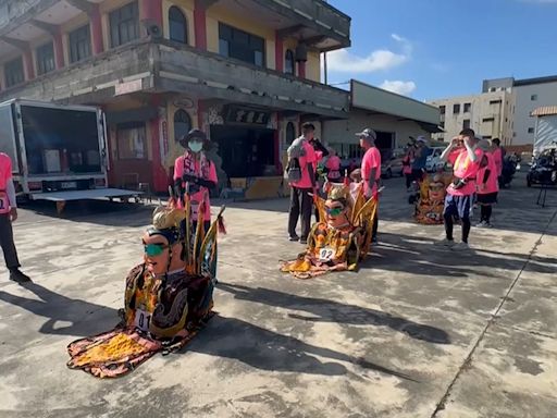 與神同行! 扛三太子徒步環島 每天狂曬照走40km