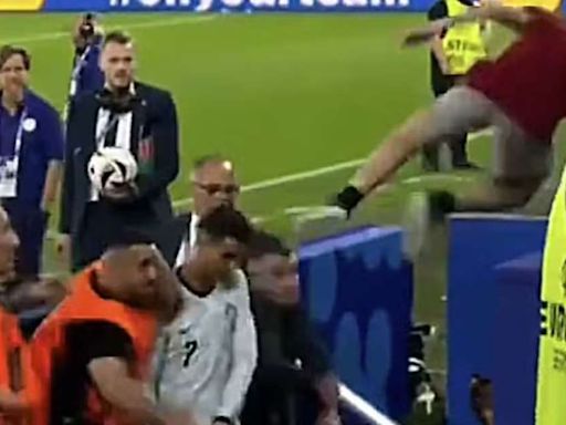Torcedor se joga de arquibancada na direção de Cristiano Ronaldo após jogo; assista