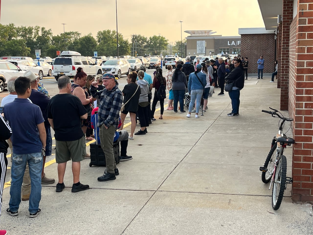 ‘It’s exciting’: Hundreds of shoppers line up outside Staten Island’s first Aldi, as store hosts grand opening