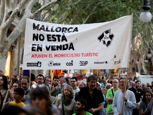 Miles se manifiestan contra el exceso de turistas en la isla española de Mallorca