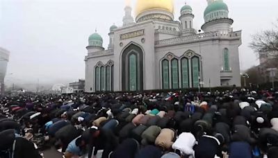 Musulmanes de Moscú rezan durante la celebración del Aíd al-Fitr que marca el fin del Ramadán