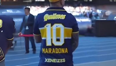 Cantó en la previa de Napoli vs. Roma con la camiseta de Maradona y se volvió viral