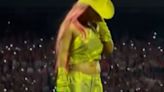 Karol G rompe a llorar en pleno concierto al ver lo que estaba ocurriendo en el Bernabéu
