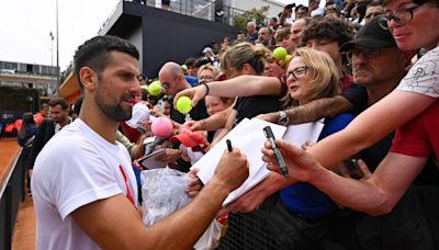 Djokovic recibe atención médica tras ser golpeado por una botella en la cabeza