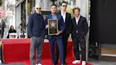 Zac Efron descubre su estrella en el Paseo de la Fama de Hollywood y honra a Matthew Perry