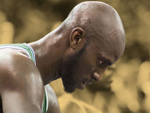 "He offered me some cash in front of my grandma" - Kevin Garnett on how his grandmother pulled out a shotgun on a recruiter