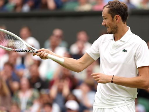 Medvedev rescued by umpire after forgetting score