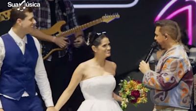 Noivos comemoram casamento em show no São João de Campina Grande