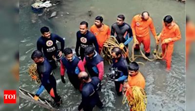 Divers Brave Perilous Conditions in Canal Rescue Operation | Thiruvananthapuram News - Times of India