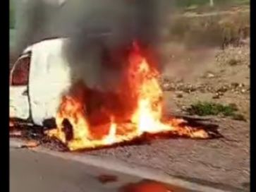 Video | Fuego en la Autovía Norte de Neuquén: viajaban a Buenos Aires cuando se les incendió la camioneta - Diario Río Negro