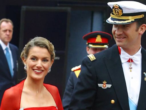 20 años del debut de Letizia ante la realeza europea en la boda de Federico y Mary de Dinamarca: recordamos su vestido rojo de Lorenzo Caprile