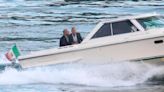 Obama no fue de paseo en barco con Epstein. Foto muestra a Obama con Clooney | Fact check