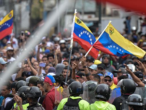Venezuela military chief backs Maduro, calls protests "coup in progress"