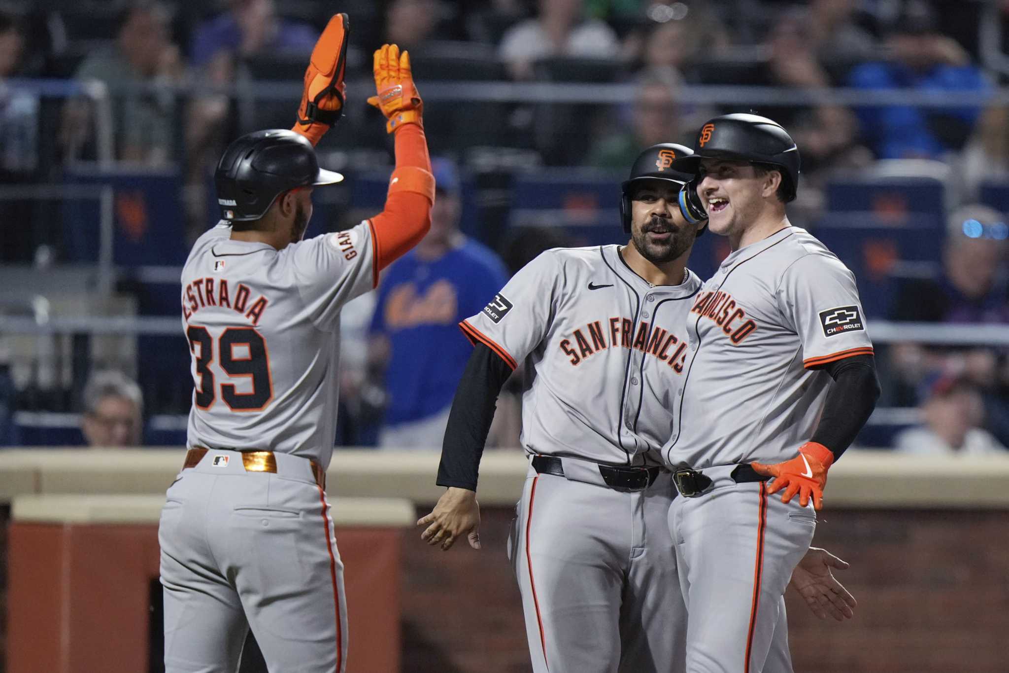 Giants overcome 3rd straight 4-run deficit on the road, hold off reeling Mets 8-7