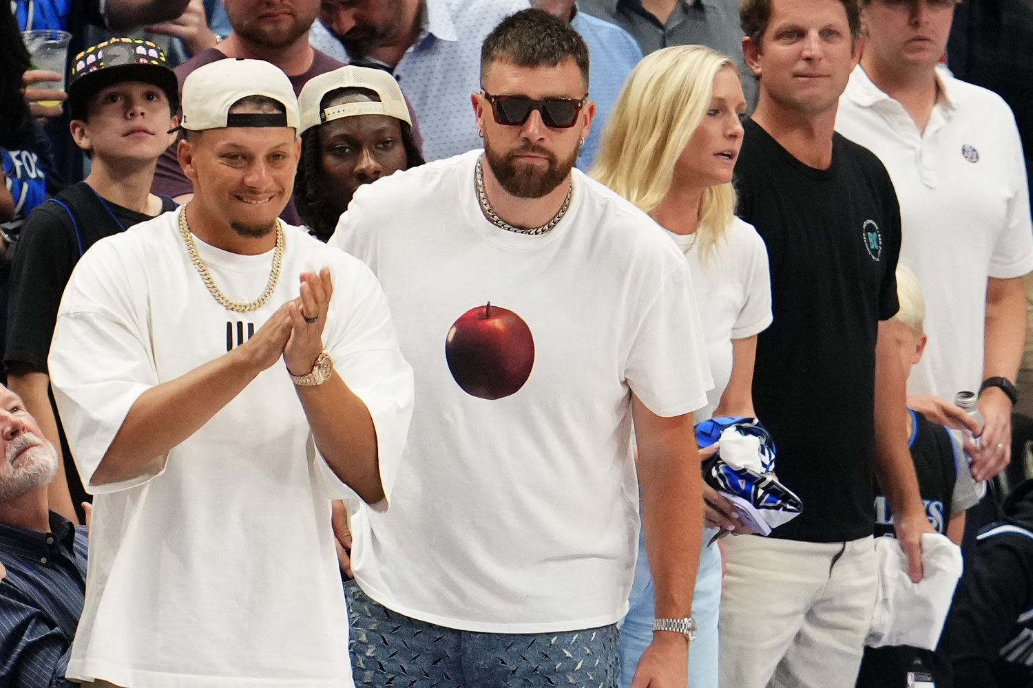 Dallas crowd boos Travis Kelce at NBA playoff with Patrick and Brittany Mahomes