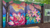 Artist paints murals around Potter Park Zoo
