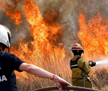 Incendios en Córdoba: las llamas afectan una zona de sierras en el valle de Traslasierra