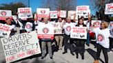 Miles de trabajadores de servicios de transporte y reparto en EEUU y R. Unido se declaran en huelga