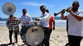 Embajador británico en México reveló ser amante de la música banda al tocar en playa de Mazatlán