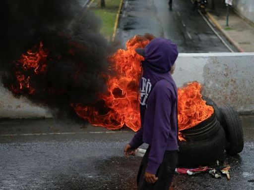 Venezuelans head for presidential palace to protest against election result