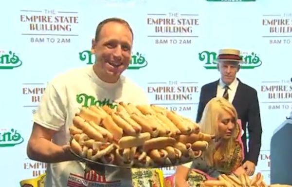 Joey Chestnut downs 57 hot dogs in 5 minutes at Fort Bliss