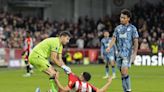 Dibu Martínez, otra vez figura con show en la Premier League: Aston Villa le ganó a Brentford por 2-1