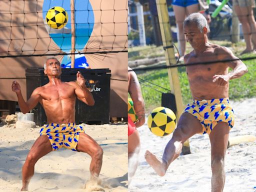 Romário mostra habilidade no futevôlei em dia de praia no Rio de Janeiro