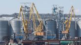 Ataque ruso genera incendios en silos de granos en puerto de Mikoláiv: servicio de emergencias