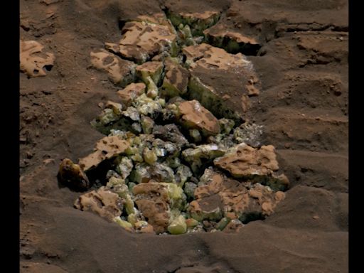 NASA's Curiosity Rover Accidentally Discovers Sulfur Crystals on Mars