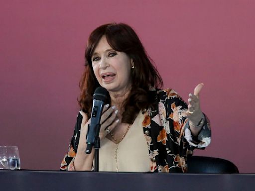 Cristina Kirchner sube tono en su enfrentamiento con Milei y lo acusa de no tener conexión con la realidad - La Tercera