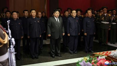 北韓三朝元老金基南過世 金正恩靈前致哀