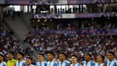 Fuerte abucheo al himno argentino antes del partido ante Francia: algunas sonrisas irónicas y aquel recuerdo de Maradona en Italia