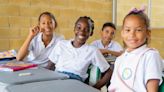 Shakira, junto a varias organizaciones, pone a los niños de Cartagena a estrenar colegio