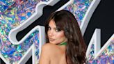 Emily Ratajkowski confirma con un apasionado beso su romance con el actor francés Stéphane Bak