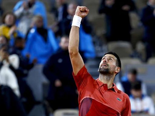 Djokovic arrancó con victoria la defensa de su título en Roland Garros: video