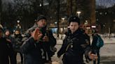 Una protesta antibélica silenciosa con flores y peluches en Moscú
