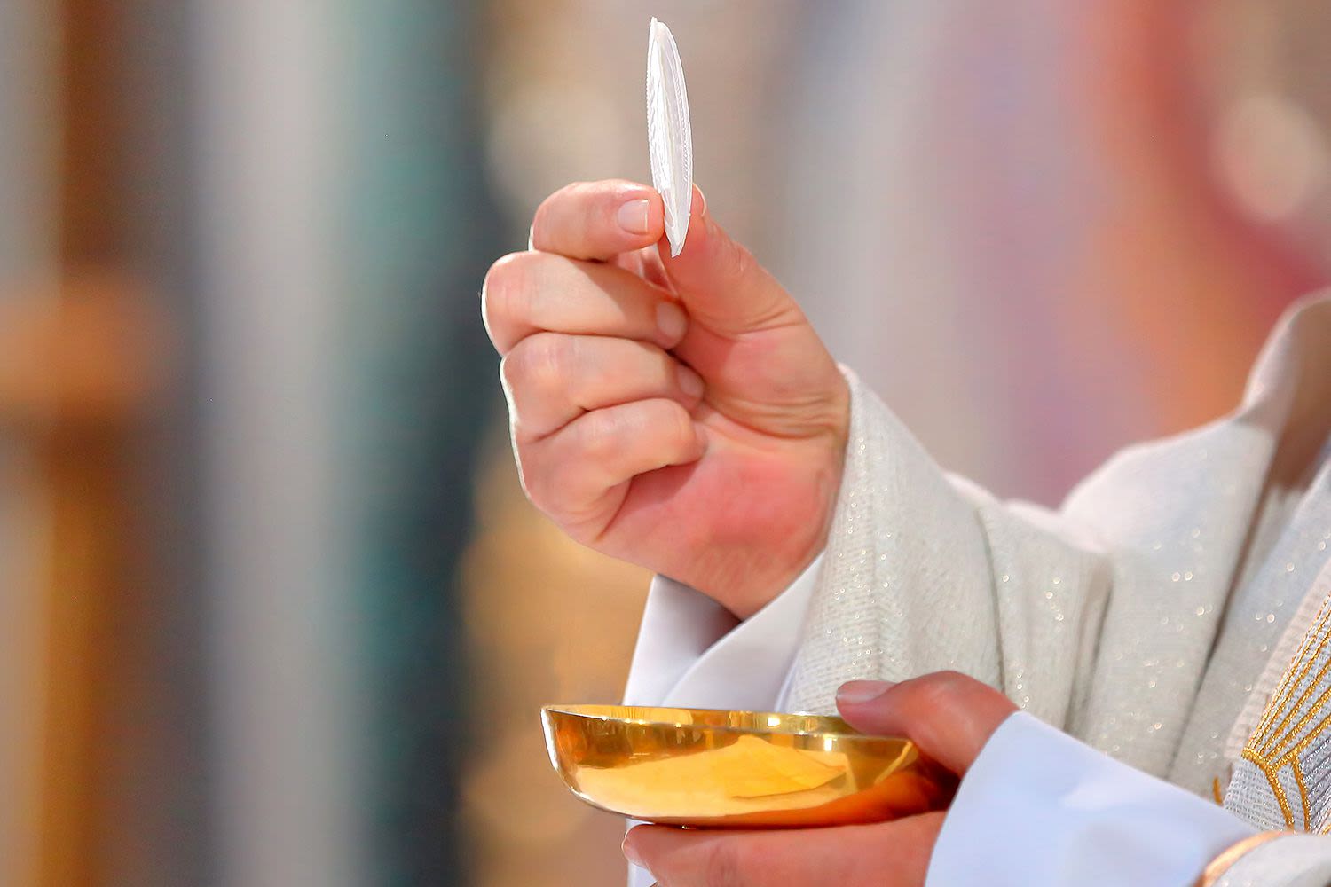 Priest Bites Woman After Refusing Her Communion at Mass: Reports