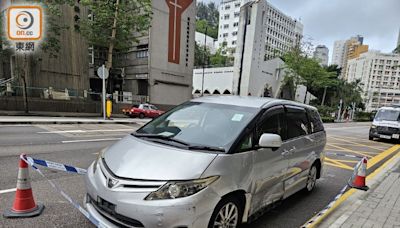 尖沙咀私家車被閘停 司機捱斬突圍負傷往醫院求助