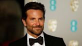 ¡Está irreconocible! Bradley Cooper interpretará a un reconocido compositor en Maestro, la próxima película biográfica de Netflix