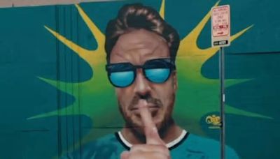 Aston Martin farda de mural: Fernando Alonso se queda en Miami haciendo su mítico gesto