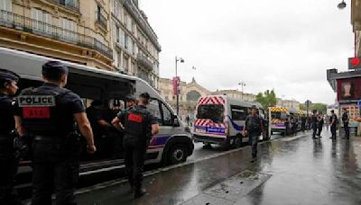 Paris dazzles with a rainy Olympics opening ceremony on the Seine River