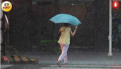 雨彈狂炸雙北 網敲碗停班停課：萬安您是我今生看過最帥男人