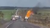 El momento en que un camión cisterna que transportaba combustible explota en una carretera